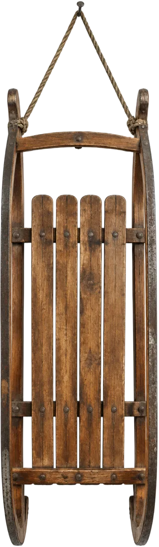 Luge ancienne en bois suspendue au mur par deux cordes et un clou