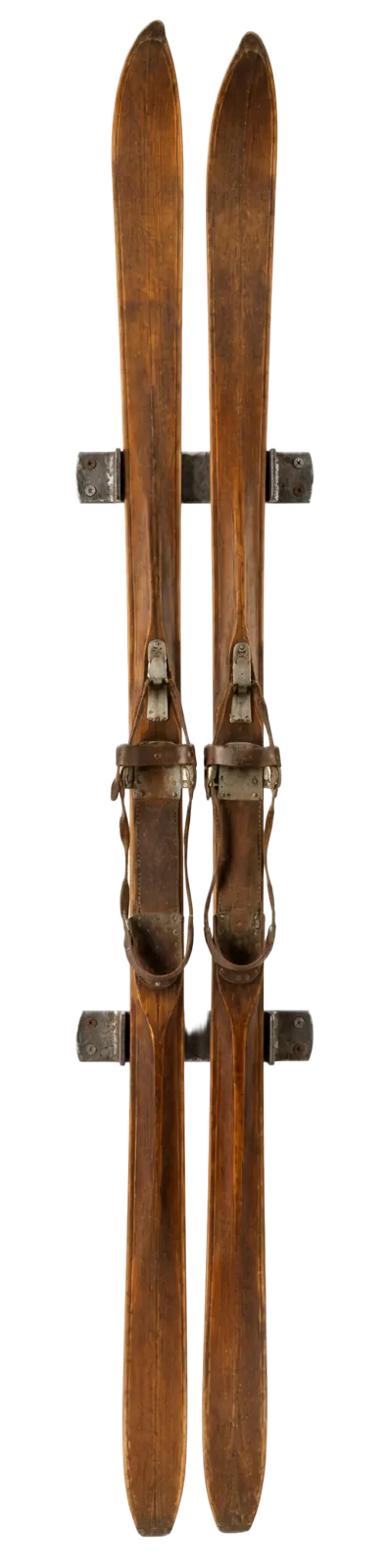 Skis anciens en bois accrochés au mur